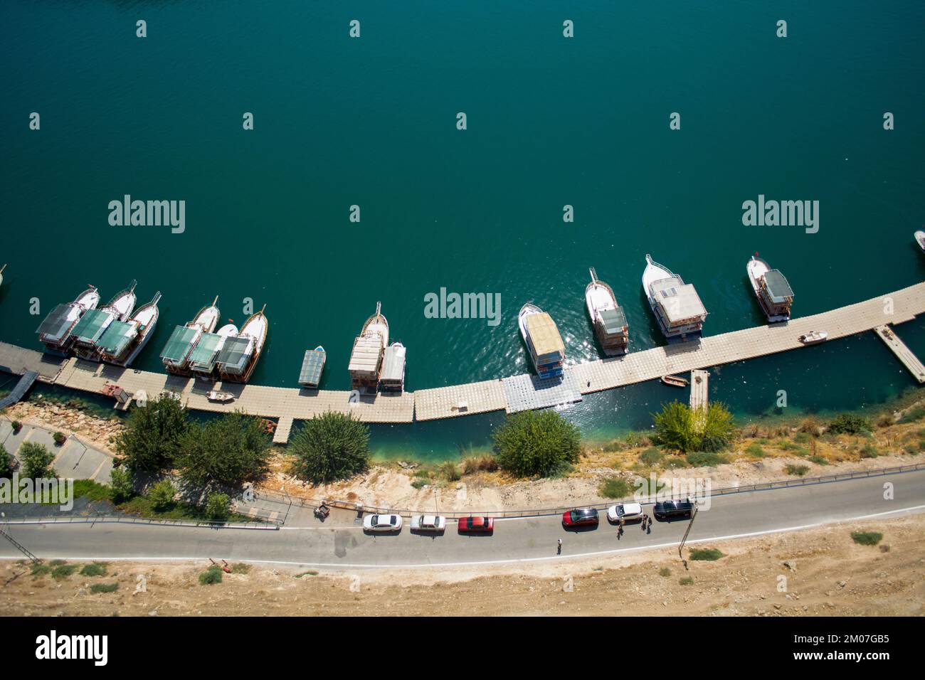 De haut de bateau, wherry, caique, artisanat, pinnace ou bateau de cocellerie qui se garer dans la rivière, la mer ou le lac près de la chaussée ou voie Rumkale dans Gaziantep Banque D'Images