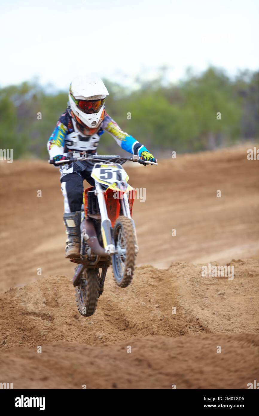 Frapper chaque rampe avec le but. Un motocross qui fait un petit saut Photo  Stock - Alamy