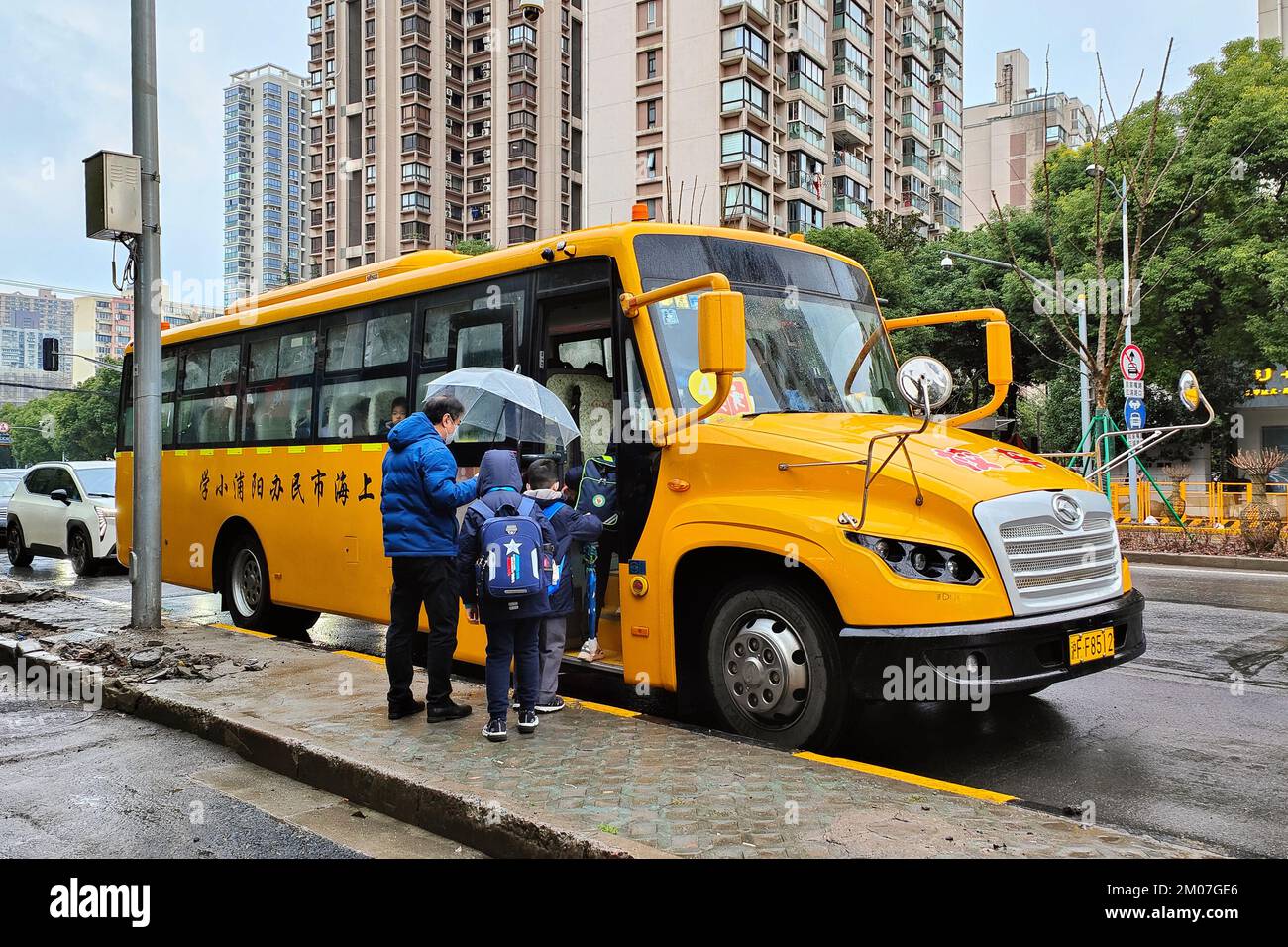 SHANGHAI, CHINE - 5 DÉCEMBRE 2022 - Un autobus scolaire d'une école  primaire privée ramasse les élèves au bord de la route à Shanghai, Chine, 5  décembre 2022. (Photo de CFOTO/Sipa USA Photo Stock - Alamy