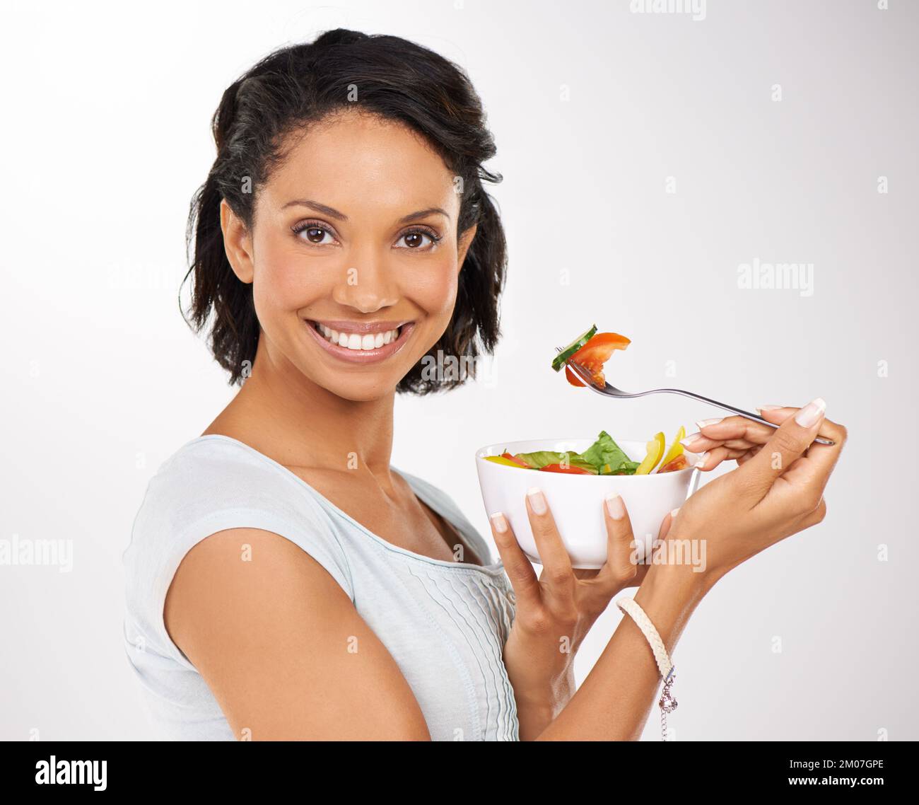 Faites un petit morceau hors de la nature. Portrait d'une jeune femme en train de savourer une salade. Banque D'Images