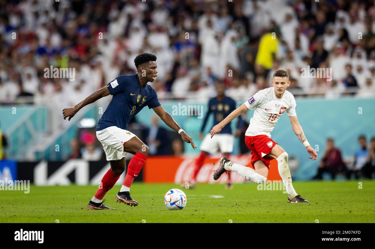 Doha, Qatar. 4th décembre 2022. Aurélien Tchouameni (FRA), Sebastian Szymanski (Polen) France - Pologne coupe du monde Frankreich Polen 2022 au Qatar 04.12.202 Banque D'Images