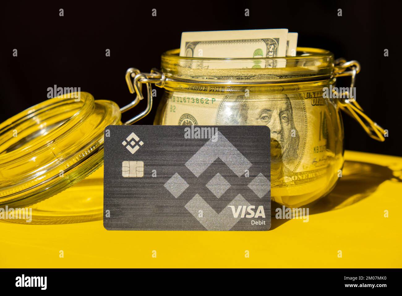 Gdansk Pologne - 20 juin 2022 : carte de monnaie Binance noire avec  dollars. Carte de débit Visa BNB, Binance Exchange carte de crypto-monnaie  pour acheter le bitcoin. Échange de Crypto pendant