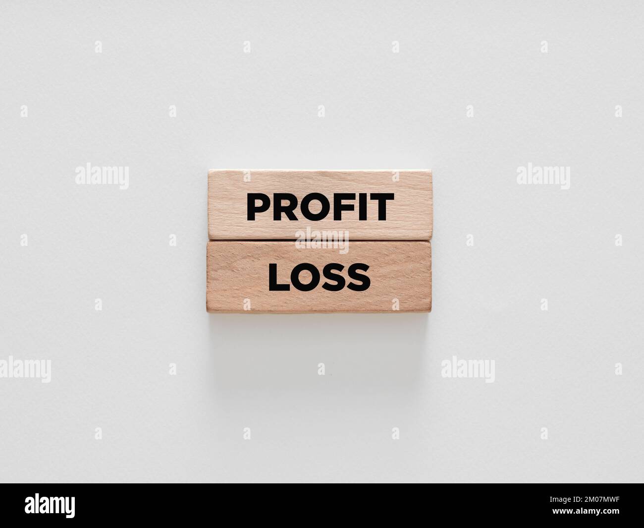 Les mots profit et perte sur des blocs de bois sur fond blanc. Concept d'entreprise. Banque D'Images