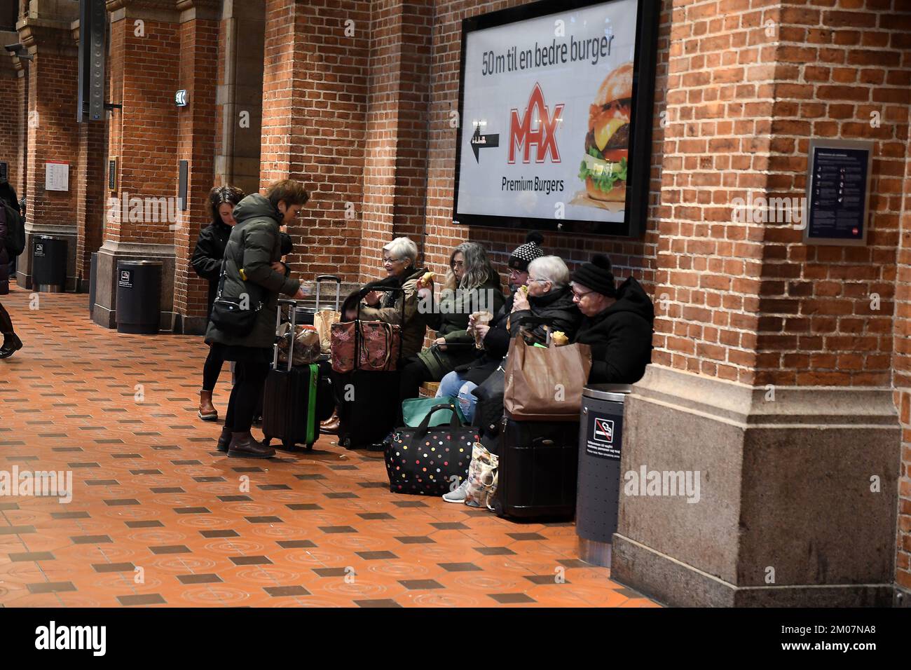 Copenhague/Danemark/04 décembre 2022/ voyageurs en train à la gare de la capitale danoise . (Photo. Francis Dean/Dean Pictures) Banque D'Images