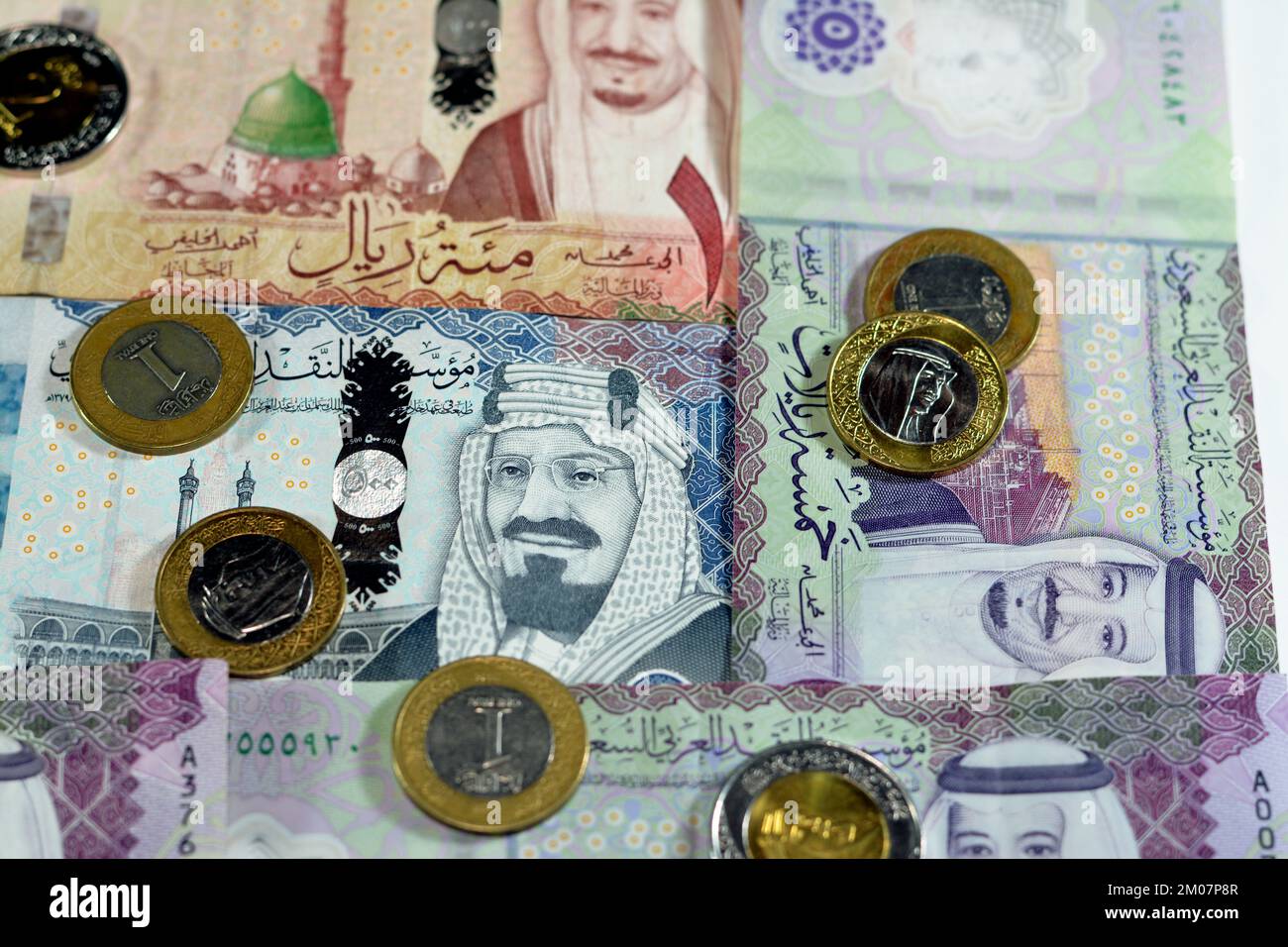 L'Arabie saoudite riyals les billets et pièces de monnaie, un tas de ...