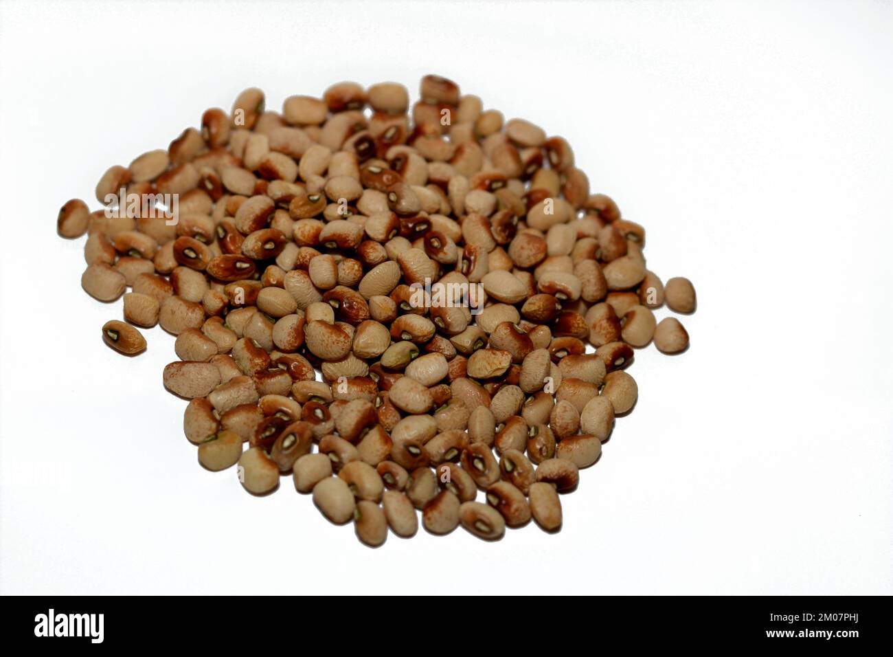 Pile de grains de haricots de pois à yeux noirs, légumineuse cultivée dans le monde entier pour son haricot comestible de taille moyenne, une sous-espèce du niébé, une plante du vieux monde Banque D'Images