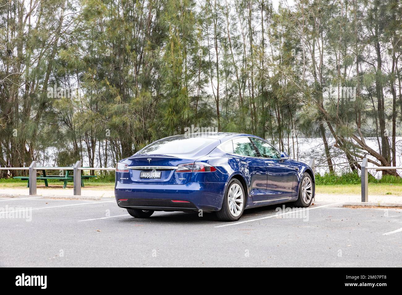 Véhicule électrique Blue EV Tesla modèle S stationné à Sydney, Nouvelle-Galles du Sud, Australie Banque D'Images
