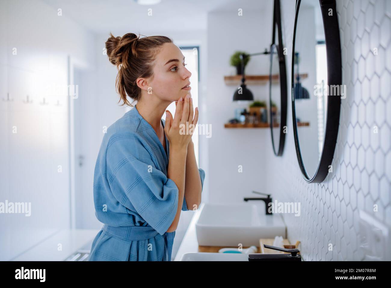 Jeune femme prenant soin de sa peau, concept de routine de beauté du matin. Banque D'Images