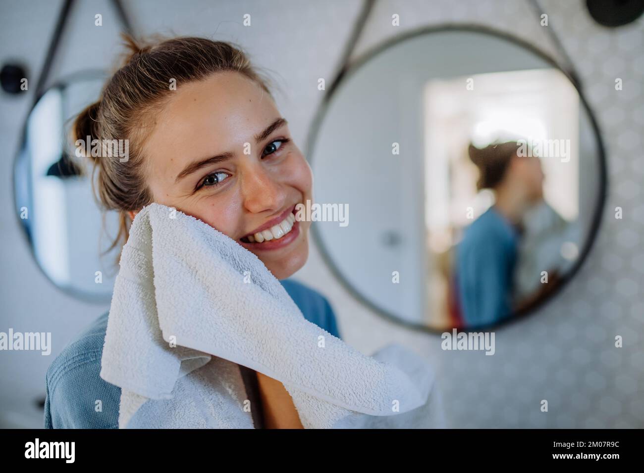 Jeune femme prenant soin de sa peau, concept de routine de beauté du matin. Banque D'Images