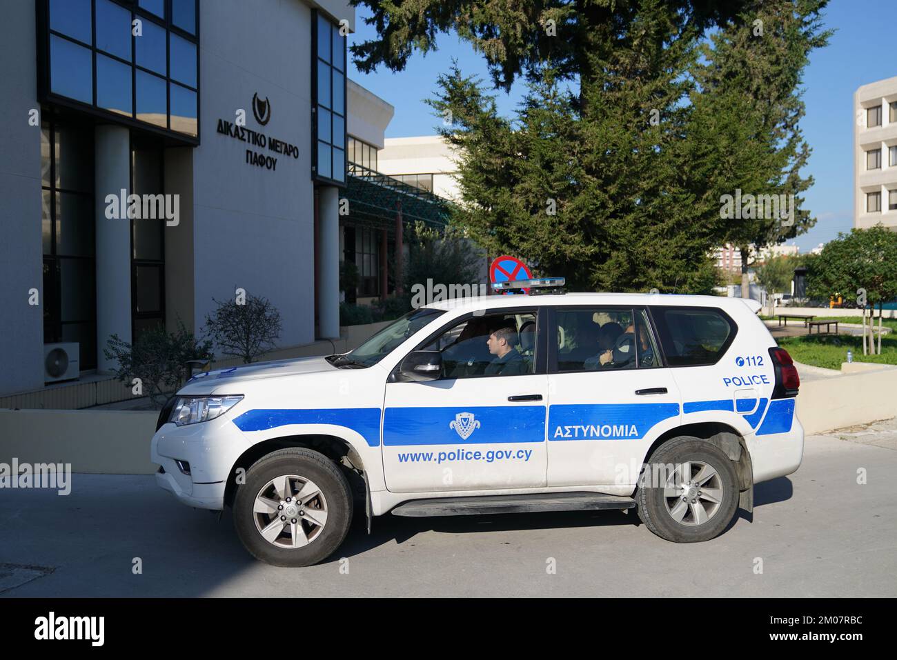 Un véhicule d'escorte de police devant le tribunal d'assises de Paphos, à Chypre, où le retraité britannique David Hunter doit être condamné pour homicide involontaire coupable de sa femme. Hunter, âgé de 75 ans, a été inculpé du meurtre de sa femme Janice, qui était en phase terminale. Ses avocats sont parvenus à un accord pour qu'il admette l'homicide involontaire coupable, espérant qu'il soit autorisé à rentrer chez lui. Date de la photo: Lundi 5 décembre 2022. Banque D'Images