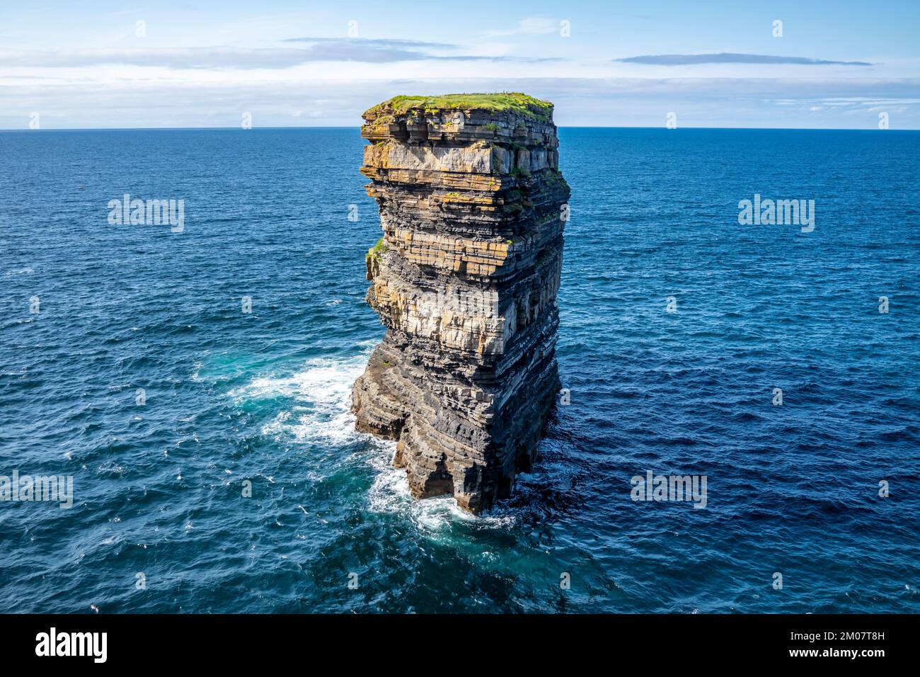 La pile de la mer de Dun Brit au large des falaises de Downpatrick Head dans le comté de Mayo - Irlande. Banque D'Images