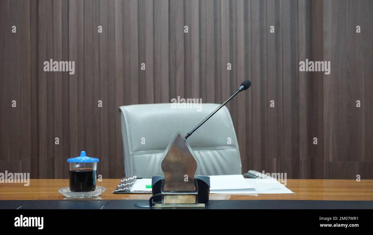 Concevoir une table intérieure, des chaises et un microphone pour la téléconférence avec café dans la salle de réunion ou le bureau à domicile Banque D'Images