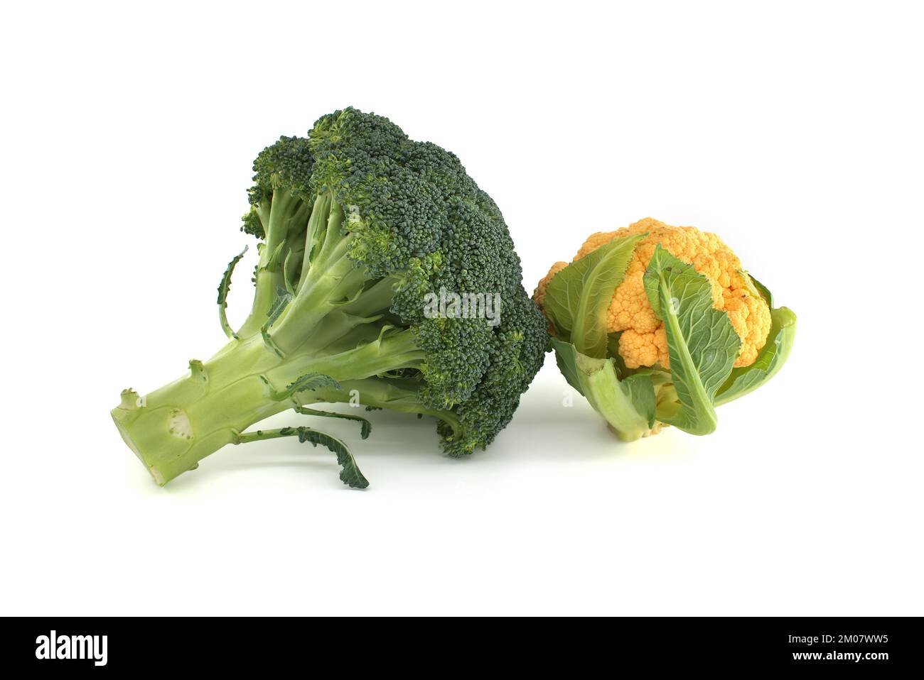 Chou-fleur jaune frais et coloré avec brocoli isolé sur fond blanc. Une alimentation saine Banque D'Images