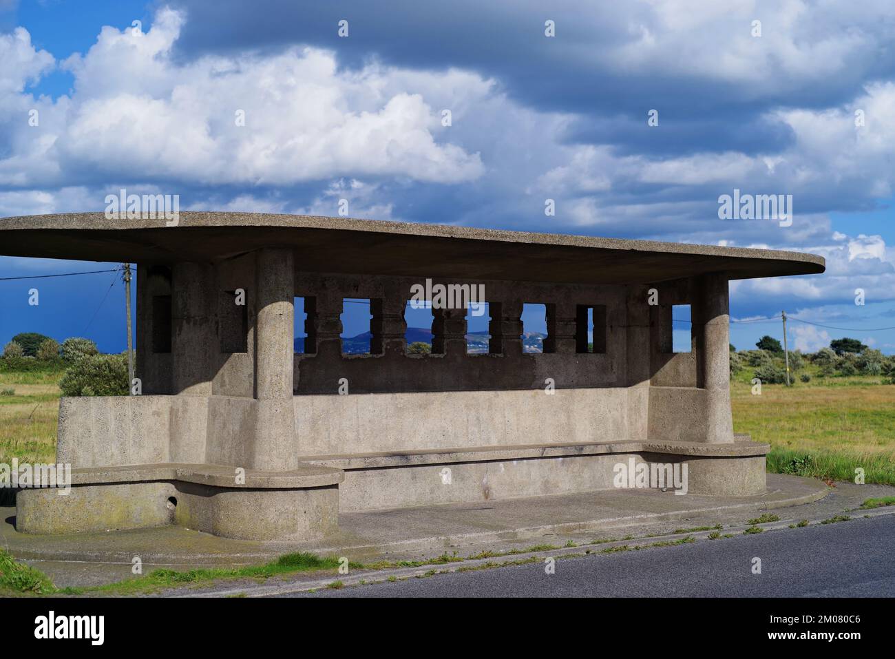 Abri historique situé sur la promenade de Bull Wall à Dublin, Irlande. Conçu par Herbert Simms et construit en 1934. Structure fonctionnelle extérieure. Banque D'Images
