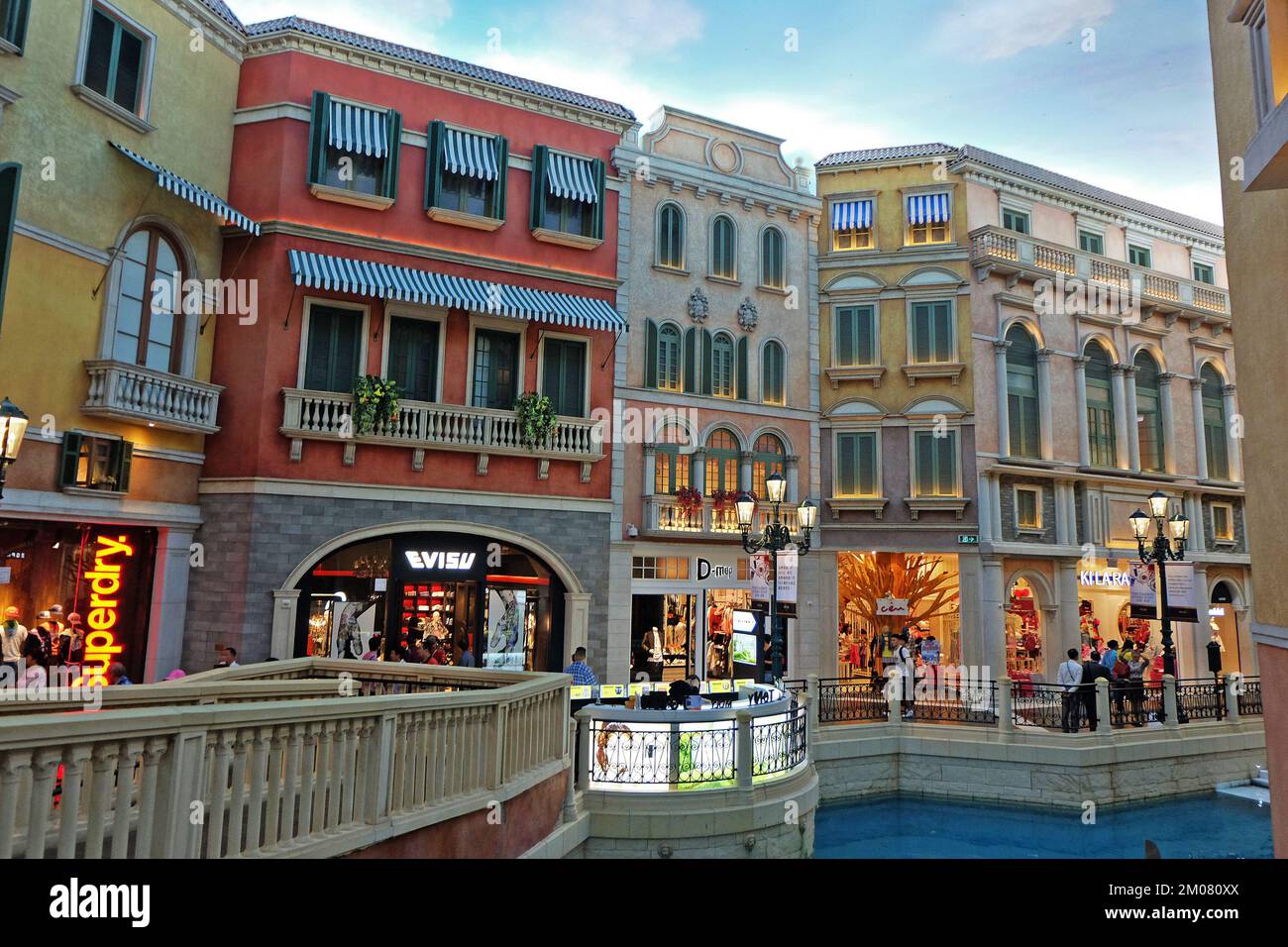L'architecture et la décoration extérieures du Venetian dans le style gothique italien avec une façade de magasin et un grand canal - Cotai, Macao Banque D'Images