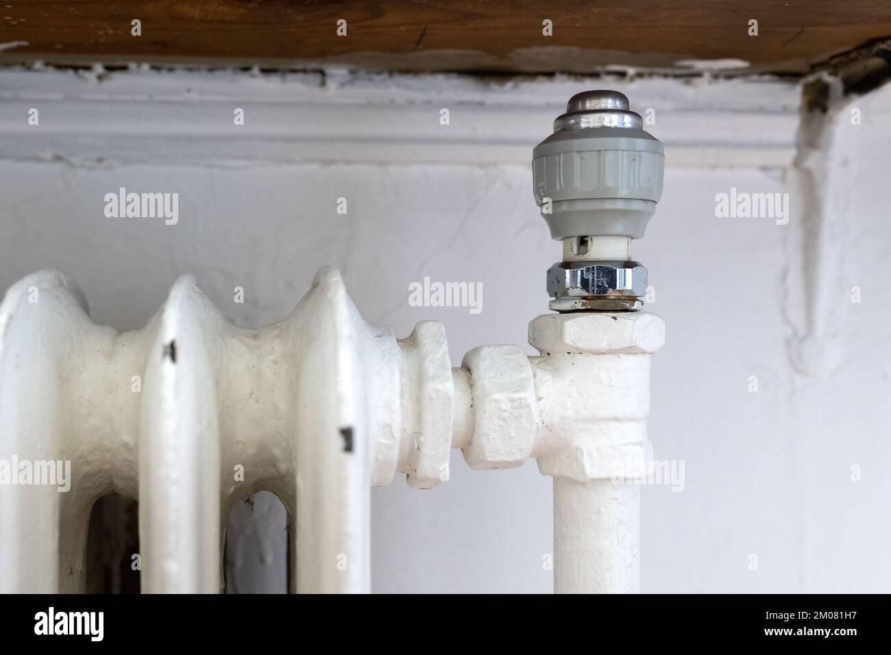 Ancien radiateur de chauffage domestique en fonte dans la salle de — free download