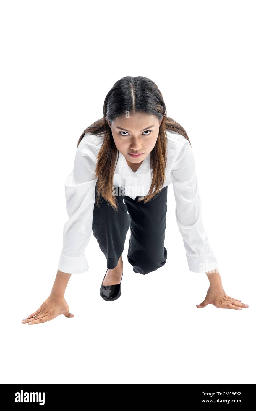 Femme d'affaires asiatique en position de départ prête à courir isolée sur fond blanc Banque D'Images