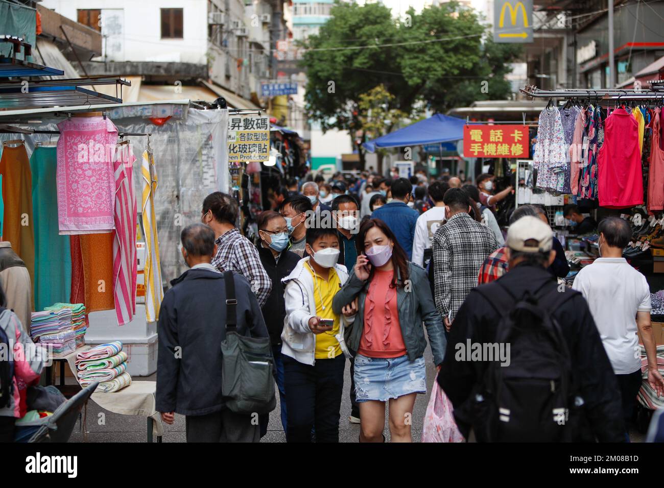 Hong Kong, Hong Kong, Chine. 5th décembre 2022. Des personnes avec des masques de visage sur un marché dans le district de Kowloon, dans un climat de désobéissance civile en Chine continentale à propos des mesures ''zero-Covid'. Le secteur des affaires de Hong Kong demande de plus en plus au gouvernement local de relâcher davantage de restrictions Covid sur l'entrée dans la ville, alors que la politique « zéro-Covid » de Pékin a suscité des outrages nationaux et des manifestations de livres blancs en Chine. (Image de crédit : © Daniel Cing Shou-Yi/ZUMA Press Wire) Banque D'Images