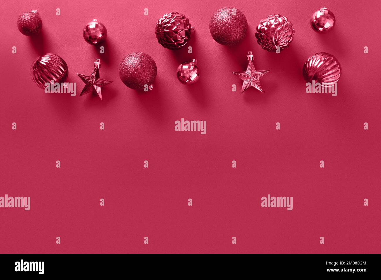Boules de Noël viva magenta sur fond monochrome. Vue de dessus. Copier l