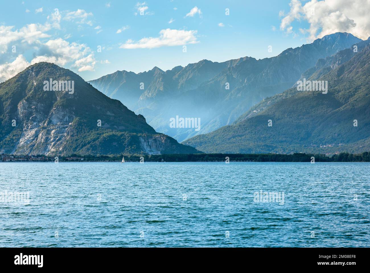 Lac majeur Italie, vue en été du paysage de montagne sauvage qui descend jusqu'à la rive du lac majeur, Piémont, Italie Banque D'Images