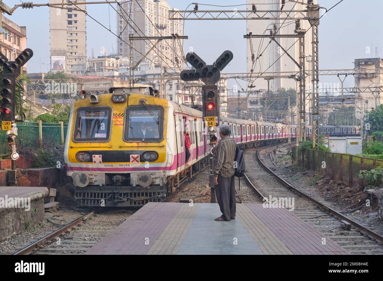 Un train local de la ligne centrale de Mumbai arrivant à Chhatrapati Shivaji Maharaj Terminus (CSMT) à Mumbai, Inde Banque D'Images
