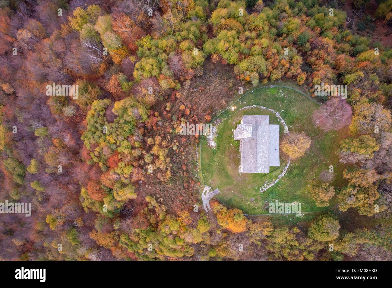 Vue aérienne de l'ermitage de San Zeno au sommet de la vallée d'Intelvi en automne. Cerano d'Intelvi, Como discic, Lac de Côme, Lombardie, Italie. Banque D'Images