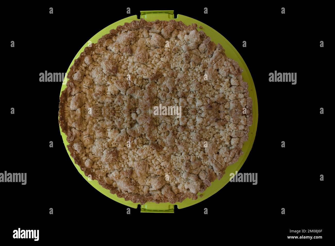 Gâteau au streusel sur fond noir, Basse-Saxe, Allemagne, Europe Banque D'Images