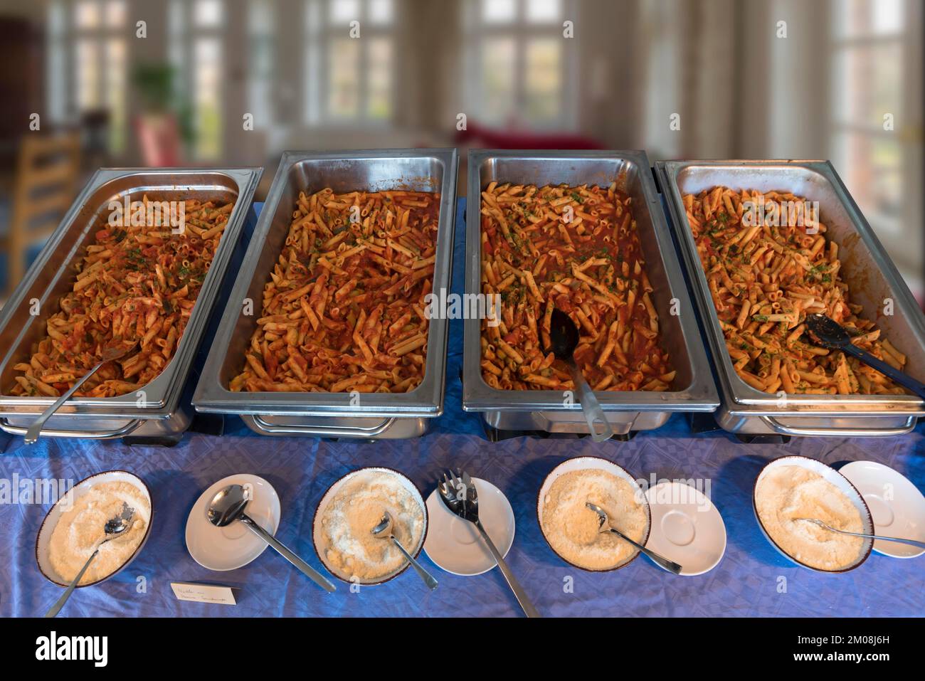 Restauration, pâtes avec légumes et sauce tomate, parmesan à l'avant, buffet à une fête, Basse-Saxe, Allemagne, Europe Banque D'Images