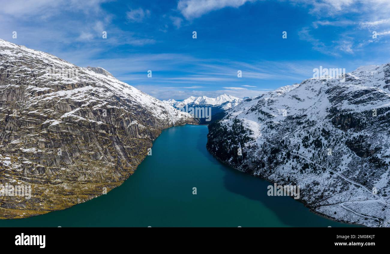 Vue aérienne sur le réservoir de Zervreila avec vue sur la vallée de Vals, vallée de Vals, canton des Grisons, Suisse, Europe Banque D'Images