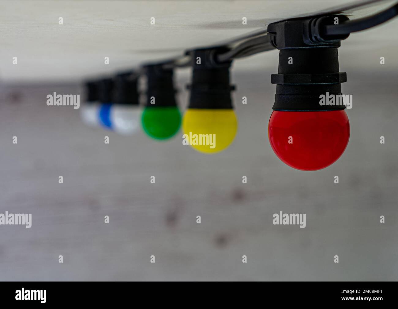 Guirlande de Noël guirlande lumineuse avec des lampes de différentes couleurs dans la rangée à l'envers Banque D'Images