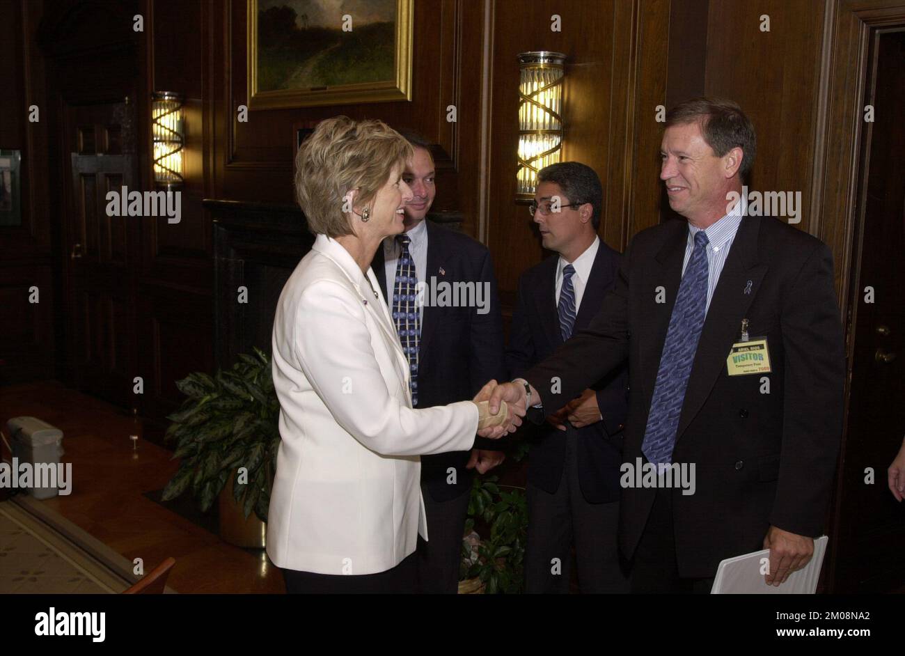 Administrateur Christine Todd Whitman avec les policiers de Miami , Environmental protection Agency Banque D'Images