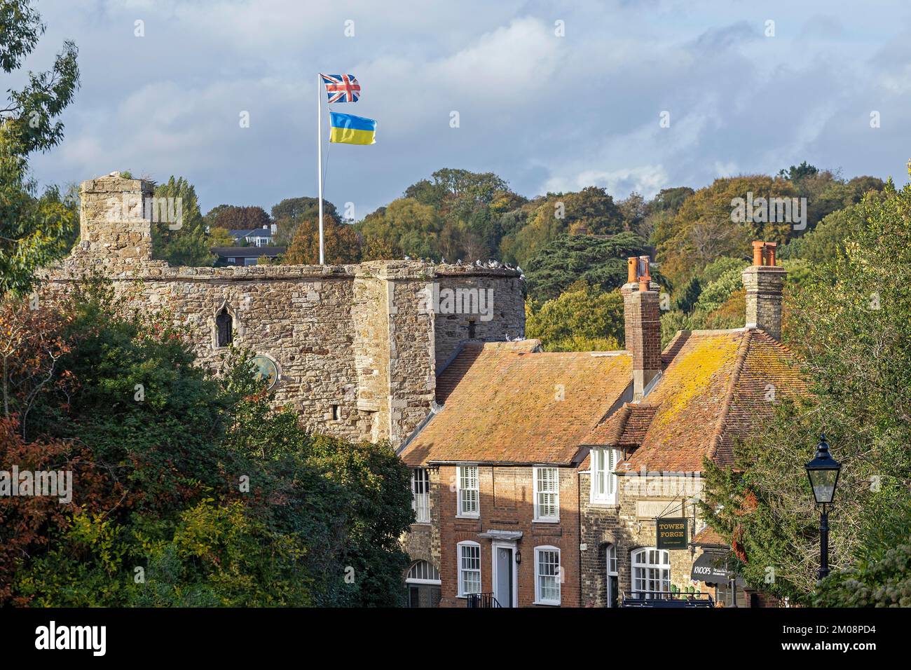 Drapeau britannique et ukrainien, Town Gate The Landgate, Rye, East Sussex, Angleterre, Royaume-Uni, Europe Banque D'Images