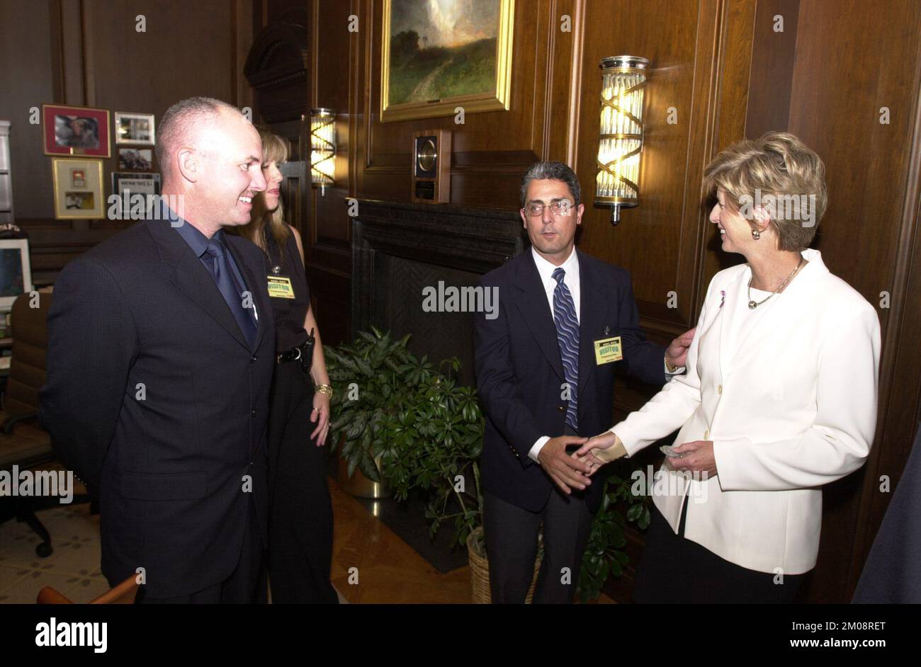 Administrateur Christine Todd Whitman avec les policiers de Miami , Environmental protection Agency Banque D'Images