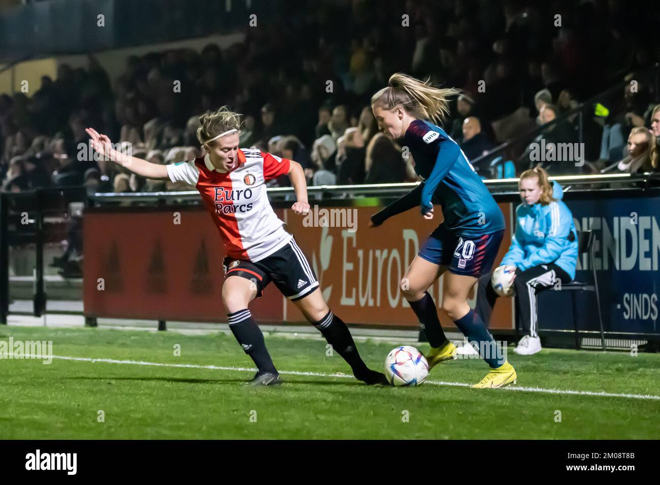 Rotterdam, pays-Bas. 02nd décembre 2022. Rotterdam, pays-Bas, 3 décembre 2022 Caitlin Dijkstra (à gauche, 4 Twente) et Pia Rijsdijk (à droite, 9 Feyenoord) en action pendant le match Eredivisie Vrouwen en Azerbaïdjan entre Feyenoord et Twente à Varkenoord à Rotterdam, aux pays-Bas. (Leitting Gao/SPP) crédit: SPP Sport presse photo. /Alamy Live News Banque D'Images