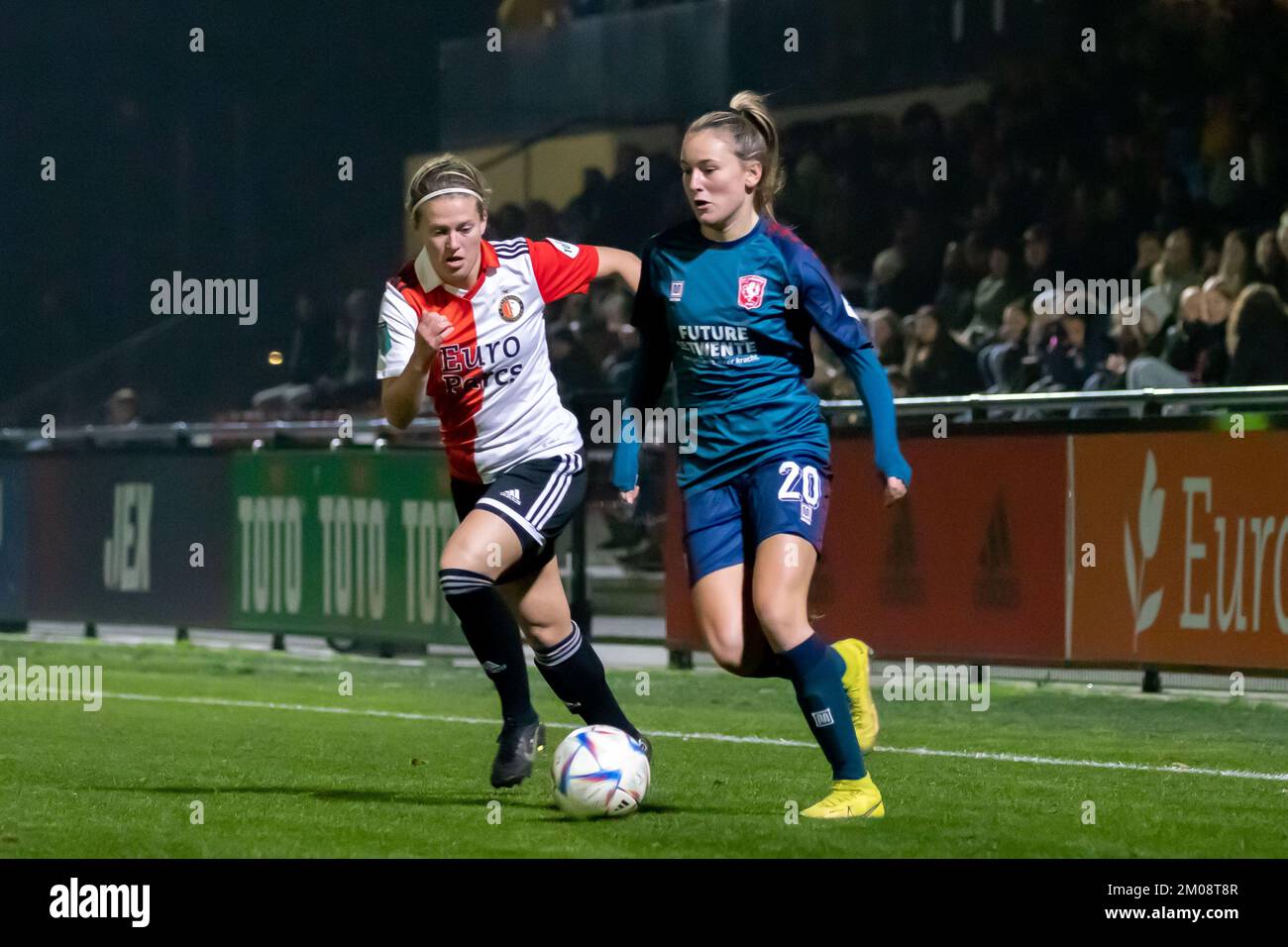 Rotterdam, pays-Bas. 02nd décembre 2022. Rotterdam, pays-Bas, 3 décembre 2022 Caitlin Dijkstra (à gauche, 4 Twente) et Pia Rijsdijk (à droite, 9 Feyenoord) en action pendant le match Eredivisie Vrouwen en Azerbaïdjan entre Feyenoord et Twente à Varkenoord à Rotterdam, aux pays-Bas. (Leitting Gao/SPP) crédit: SPP Sport presse photo. /Alamy Live News Banque D'Images