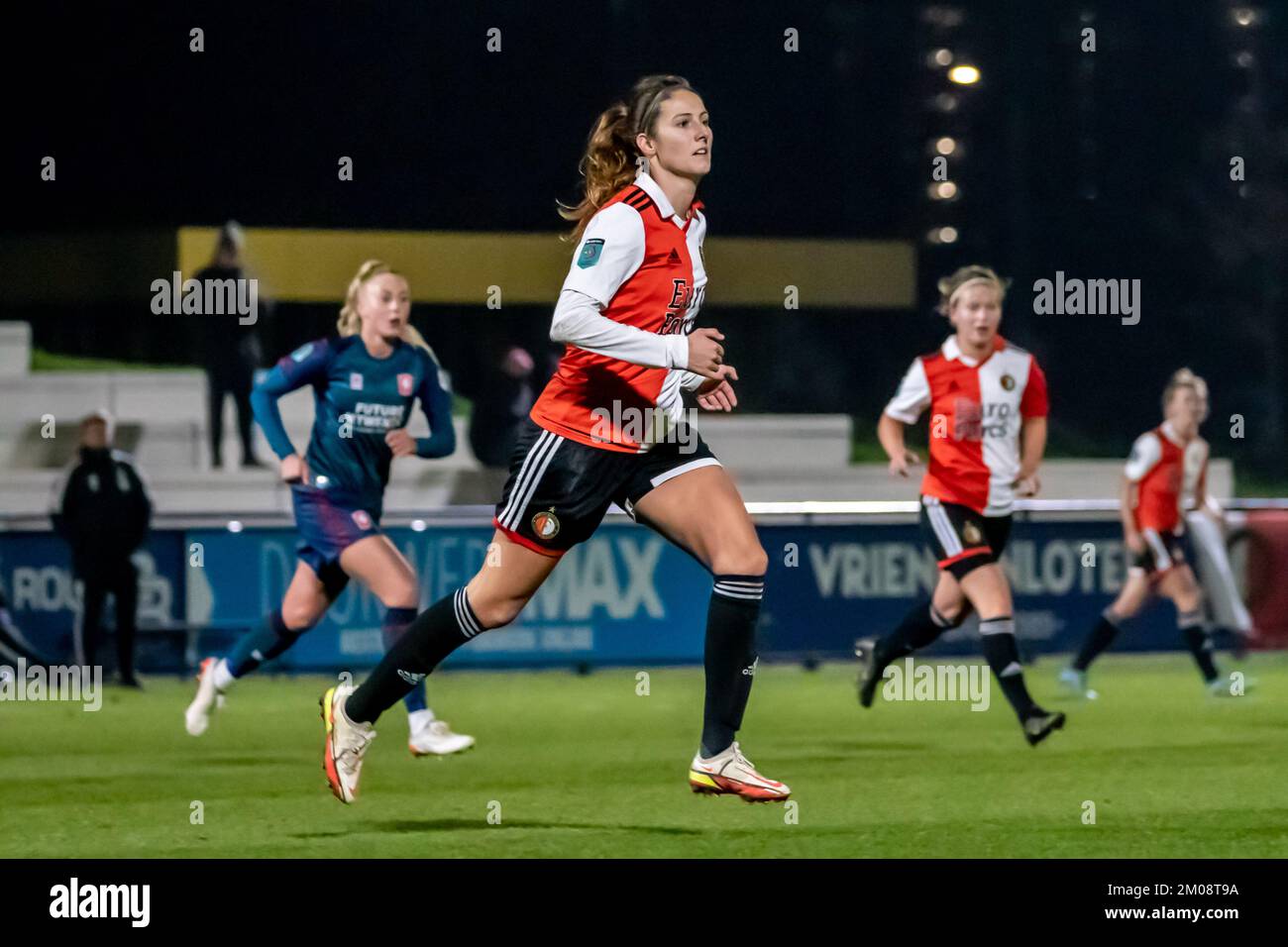 Rotterdam, pays-Bas. 02nd décembre 2022. Rotterdam, pays-Bas, 3 décembre 2022 Caitlin Dijkstra (à gauche, 4 Twente) et Pia Rijsdijk (à droite, 9 Feyenoord) en action pendant le match Eredivisie Vrouwen en Azerbaïdjan entre Feyenoord et Twente à Varkenoord à Rotterdam, aux pays-Bas. (Leitting Gao/SPP) crédit: SPP Sport presse photo. /Alamy Live News Banque D'Images