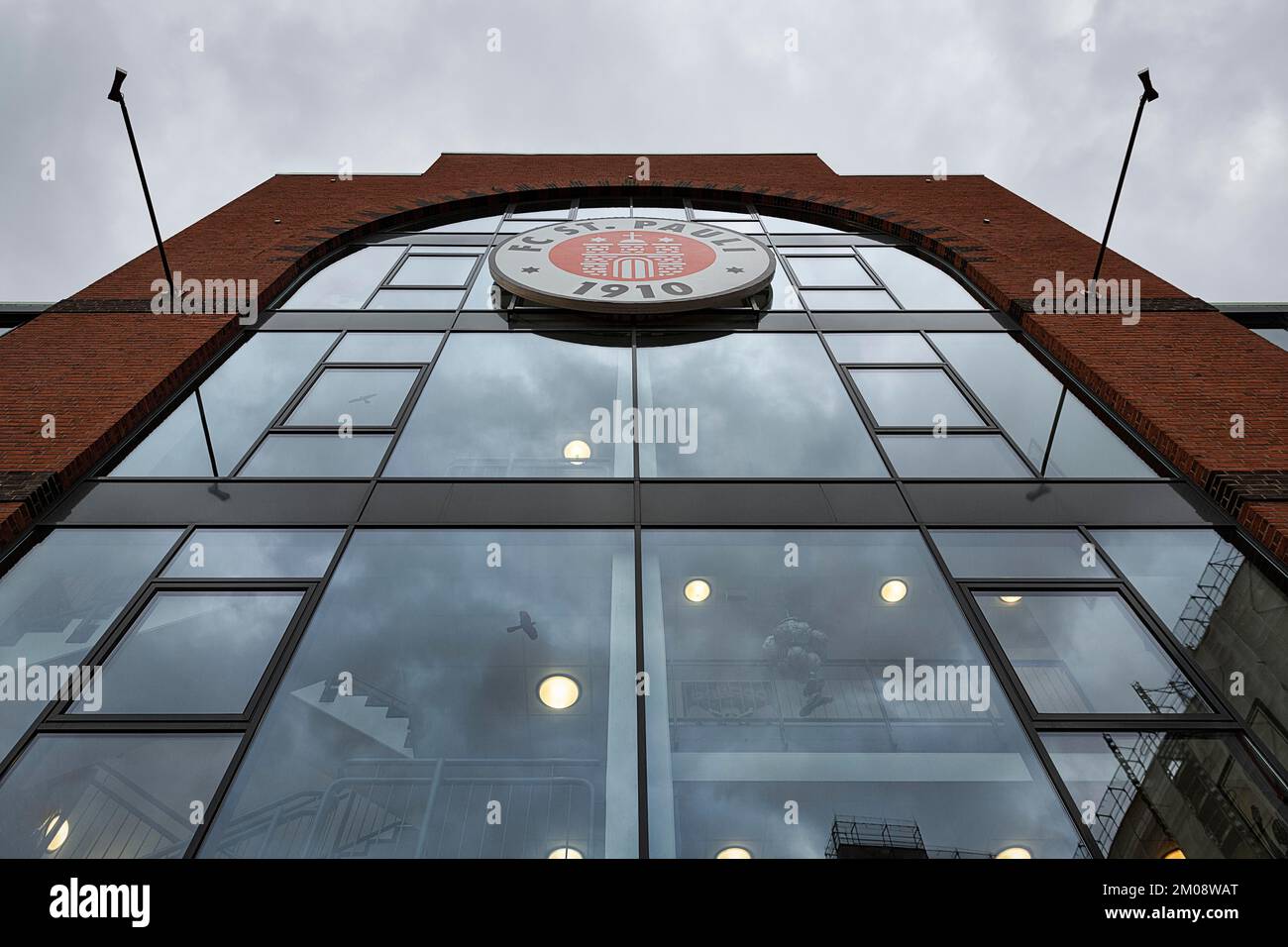 Façade en verre avec logo FC St. Pauli, stade Millerntor, St. Quartier Pauli, Hambourg, Allemagne, Europe Banque D'Images