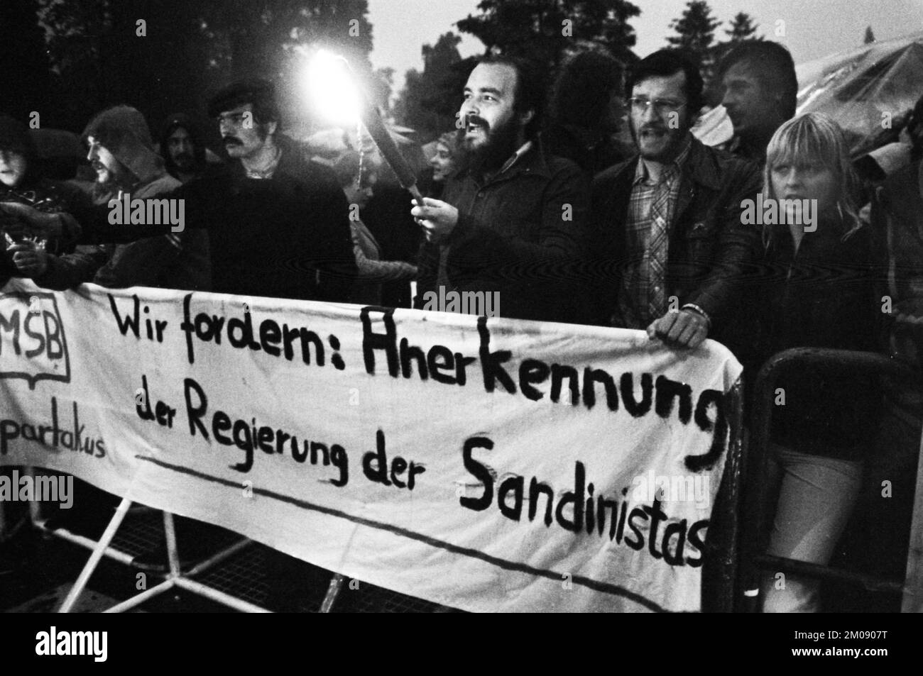 Des groupes de jeunes et d'étudiants de gauche comme le SDAJ et le MSB Spartacus ont demandé de façon démontrable la reconnaissance des sandinistes au Nicaragua le 13 juillet 1979 en B Banque D'Images