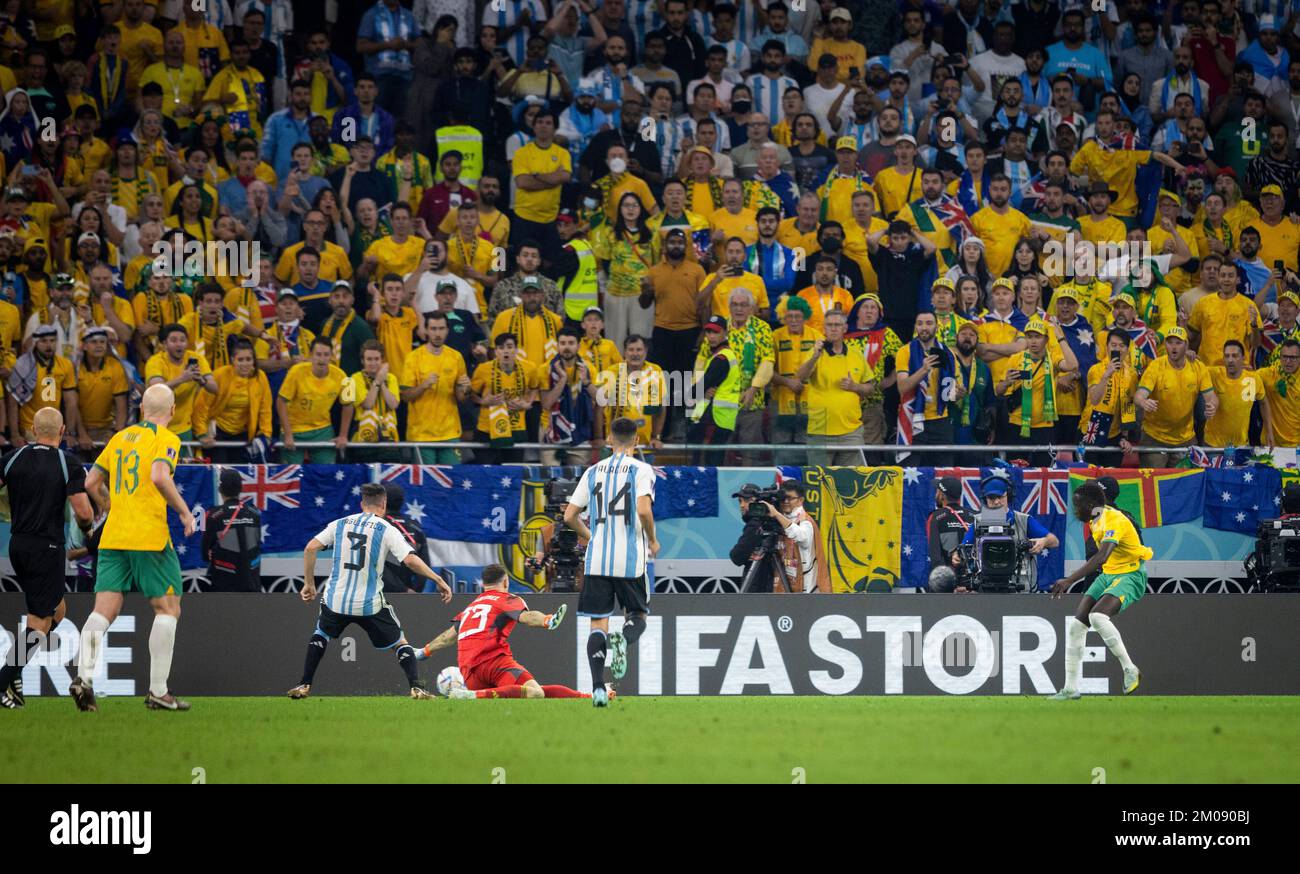 Doha, Qatar. 3rd décembre 2022. Garang Kuol (AUS), Torwart Emiliano Martinez (Arg) Argentine - Australie Argentinien - coupe du monde australien 2022 au Qatar Banque D'Images