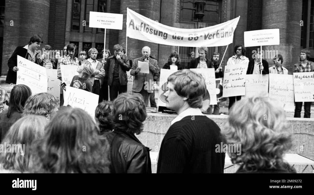 Les protestations des opposants nazis convoquées par l'Association des persécutés du régime nazi (VVN) devant le tribunal régional de Düsseldorf pour un con Banque D'Images