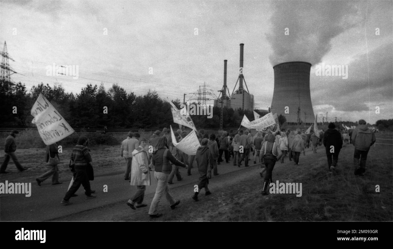 Plus de 10 000 adversaires de l'énergie nucléaire et des armes nucléaires ont manifesté pour leurs objectifs sur 25.10.1980 à Lingen, Allemagne, Europe Banque D'Images