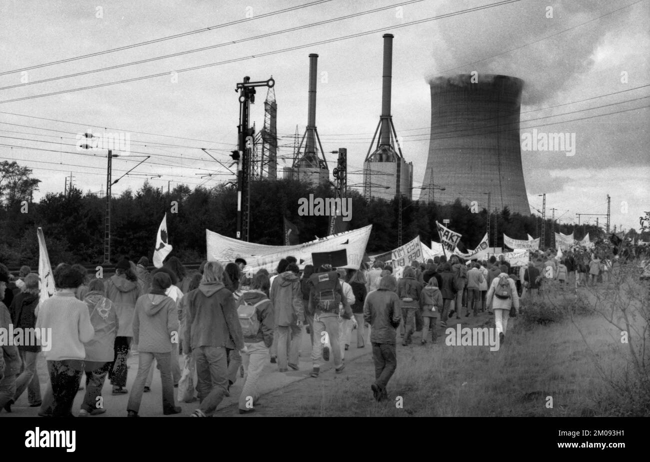 Plus de 10 000 adversaires de l'énergie nucléaire et des armes nucléaires ont manifesté pour leurs objectifs sur 25.10.1980 à Lingen, Allemagne, Europe Banque D'Images