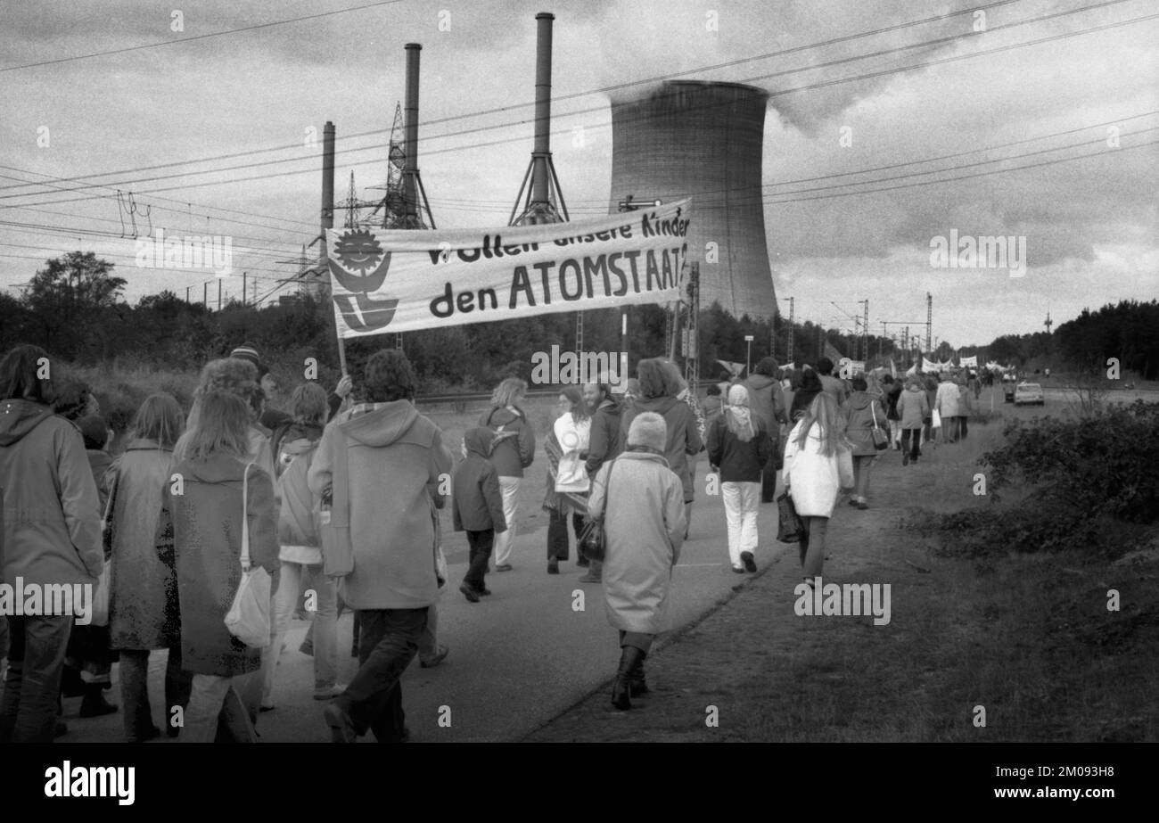 Plus de 10 000 adversaires de l'énergie nucléaire et des armes nucléaires ont manifesté pour leurs objectifs sur 25.10.1980 à Lingen, Allemagne, Europe Banque D'Images