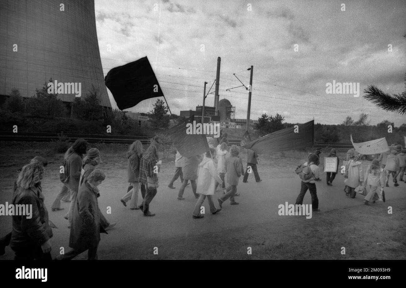Plus de 10 000 adversaires de l'énergie nucléaire et des armes nucléaires ont manifesté pour leurs objectifs sur 25.10.1980 à Lingen, Allemagne, Europe Banque D'Images