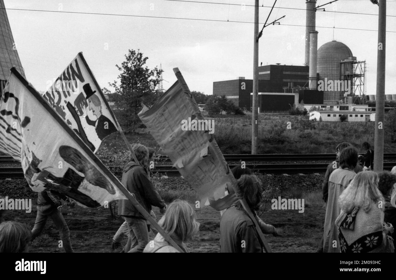 Plus de 10 000 adversaires de l'énergie nucléaire et des armes nucléaires ont manifesté pour leurs objectifs sur 25.10.1980 à Lingen, Allemagne, Europe Banque D'Images