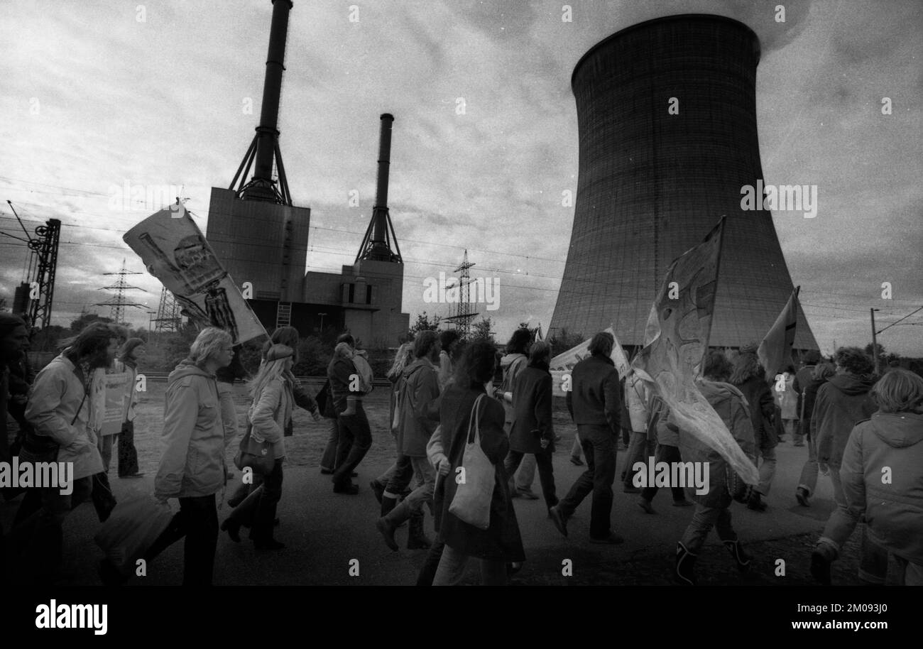 Plus de 10 000 adversaires de l'énergie nucléaire et des armes nucléaires ont manifesté pour leurs objectifs sur 25.10.1980 à Lingen, Allemagne, Europe Banque D'Images
