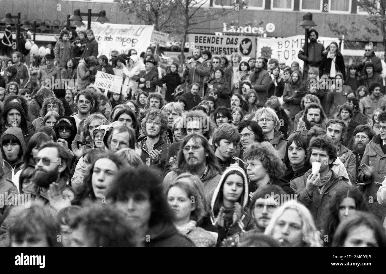 Plus de 10 000 adversaires de l'énergie nucléaire et des armes nucléaires ont manifesté pour leurs objectifs sur 25.10.1980 à Lingen, Allemagne, Europe Banque D'Images