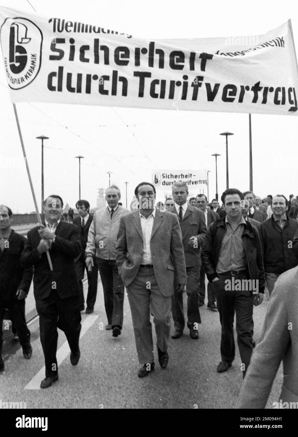 La grève du Syndicat des travailleurs de la chimie, du papier et de la céramique commence à Cologne le 8.6.1971 avec un grand rassemblement, des usines de frappe et une manifestation de grève, Banque D'Images