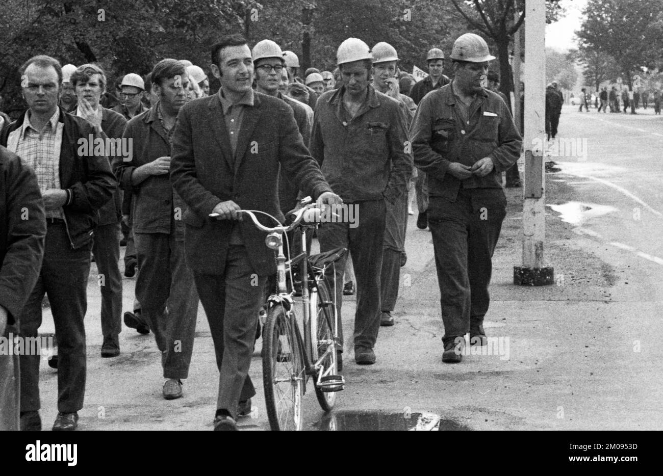 Les travailleurs et les employés de Chemische Werke Huels (CWH), ici à Marl le 30 juin 1971, ont fait une grève spontanée exigeant une augmentation de salaire de 11%, Germa Banque D'Images