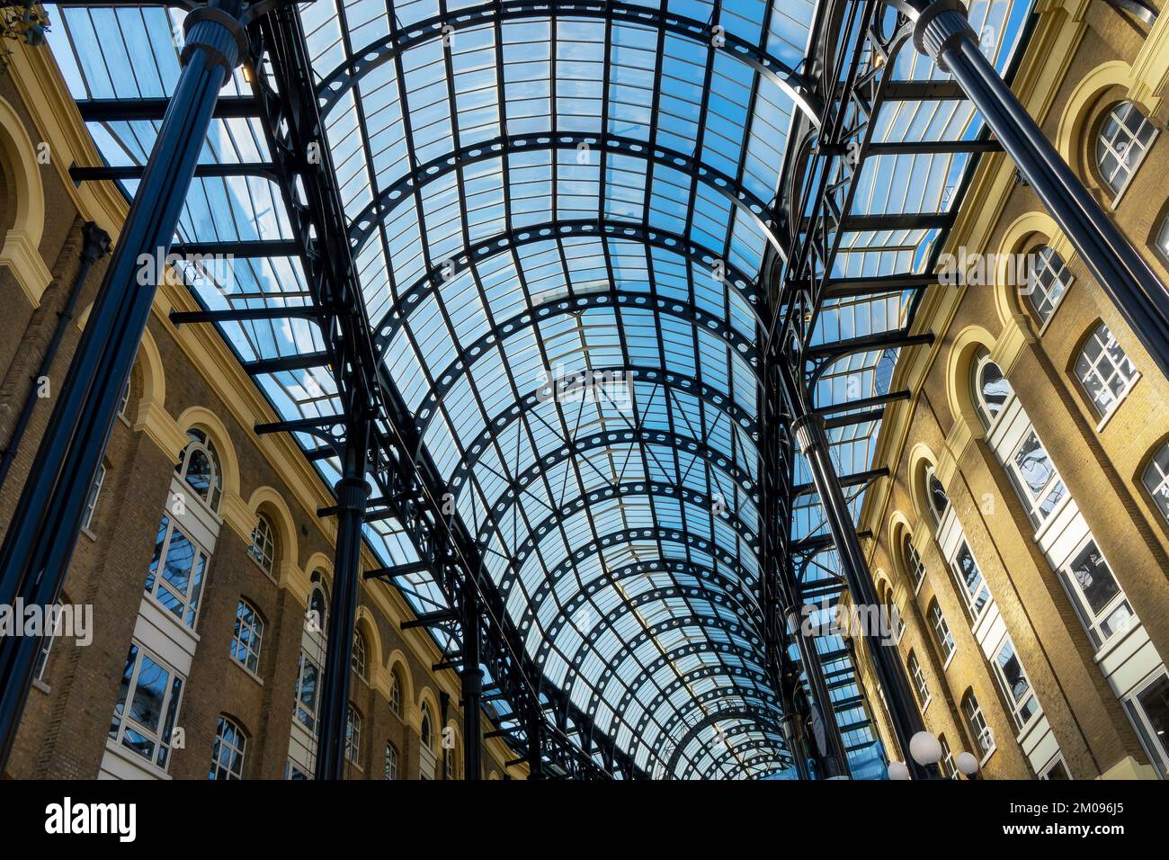 Toit en verre du bâtiment Hay's Galleria à Londres, Royaume-Uni Banque D'Images